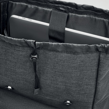 Detalle de interior de mochila con portátil en su interior y cinta de ajuste con mosquetón para cerrar