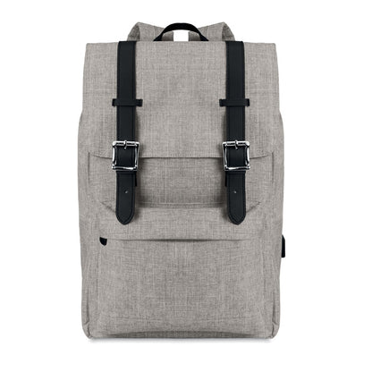 Mochila rectangular color beige jaspeado de poliéster con cierre con correas de PU negras y hebillas metálicas. Con bolsillo frontal inferior con cierre cremallera