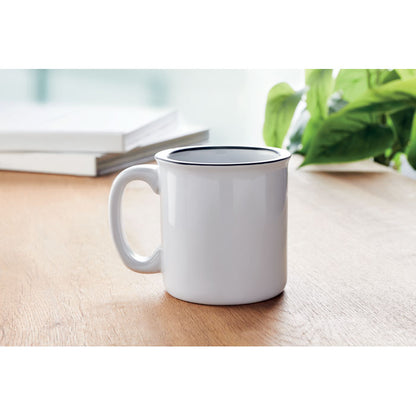 Mug de cerámica blanca con estilo retro sobre mesa de madera
