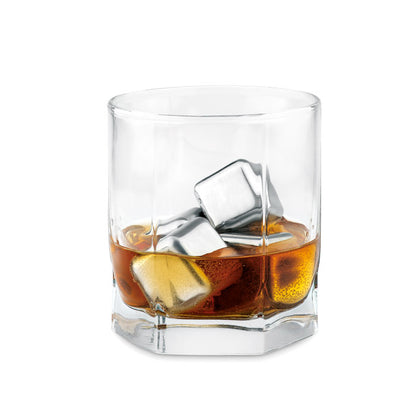 Vaso de cristal con licor y con 4 cubitos de reutilizables metálicos
