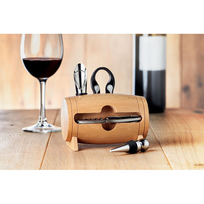 Accesorios para botellas de vino en un soporte de madera en forma de barril sobre la mesa de una bodega