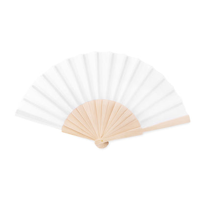 Abanico con varillas de madera clara desplegado y tela blanca