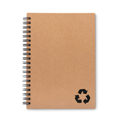 Cuaderno tamaño DIN-A5 con cubiertas de cartón reciclado y espiral. Con símbolo de reciclado en la parte inferior derecha