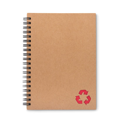 Cuaderno tamaño DIN-A5 con cubiertas de cartón reciclado y espiral. Con símbolo de reciclado de color rojo en la parte inferior derecha