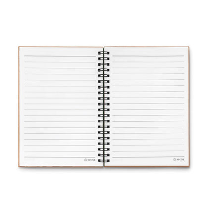 Libreta abierta con hoja izquierda con texto explicando qué es el papel piedra y página derecha blanca rayada