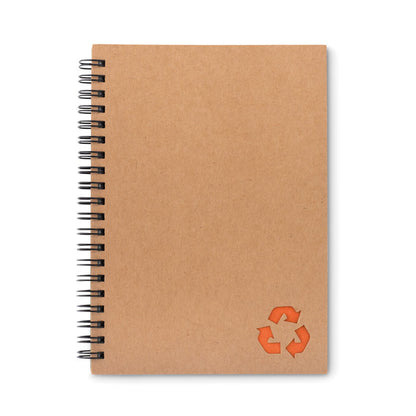 Cuaderno tamaño DIN-A5 con cubiertas de cartón reciclado y espiral. Con símbolo de reciclado de color naranja en la parte inferior derecha