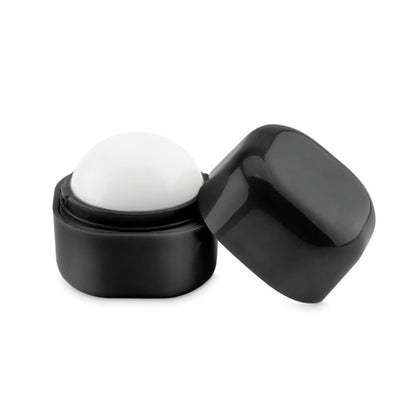 Cajita con bálsamo labial abierto con tapa negro