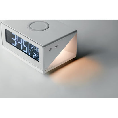 Vista lateral de reloj de mesa con cargador inalámbrico