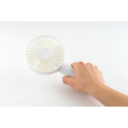 Pequeño ventilador de mano blanco con soporte