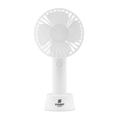 Ventilador de sobremesa con soporte sobre mesa de madera