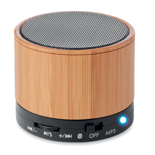 Altavoz inalámbrico en color negro con carcasa de bambú, luz LED encendida, controles de reproducción visibles.
