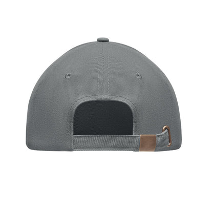 Vista trasera de gorra azul con hebilla metálica