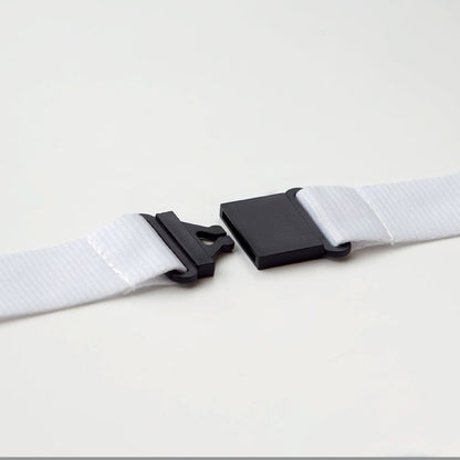 Destalle de cierre de lanyard blanco