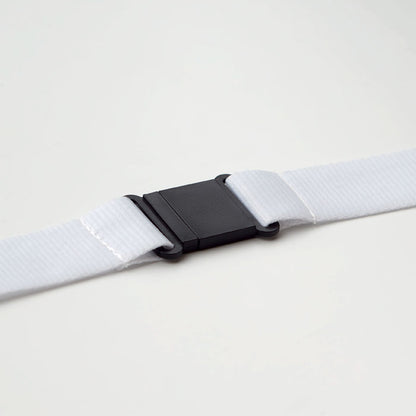 Destalle de cierre de lanyard blanco