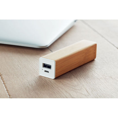 Power bank de madera de bambú sobre mesa de oficina