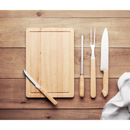 Set de barbacoa con tabla sobre una superficie de madera