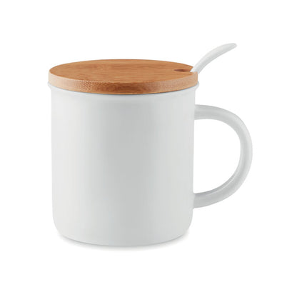Vista lateral de mug blanca de porcelana con cuchara y tapadera de bambú
