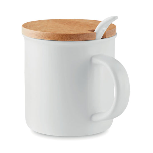 Taza de porcelana blanca con cuchara y tapa de madera 