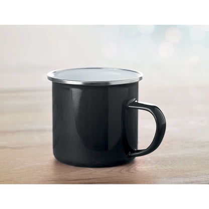 Mug metálica de color negro en el exterior y blanco en el interior