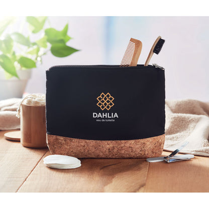 Neceser negro personalizado con un logotipo en parte frontal sobre mesa de madera
