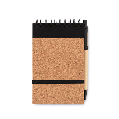 Libreta de corcho A6 con espiral negra en la parte superior, goma de cierre horizontal color negro y bolígrafo de cartón con detalles en color negro
