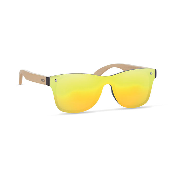 Gafas de sol con lentes amarillos y patillas de bambú, diseño moderno y ligero.