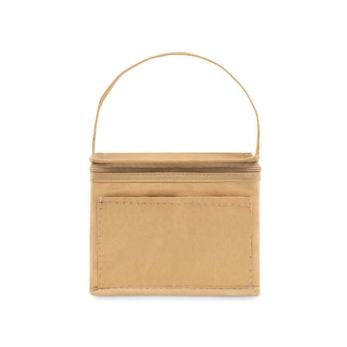 Bolsa nevera de papel kraft con asa, vista frontal, diseño sencillo y bolsillo frontal, ideal para 6 latas.