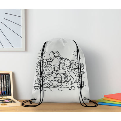 mochila infantil con un dibujo y rotuladores para colorearlo encuma de escritorio infantil