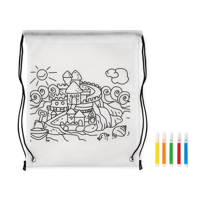 Mochila de cuerdas blanca de non woven con un dibujo y 5 rotuladores para colorearlo