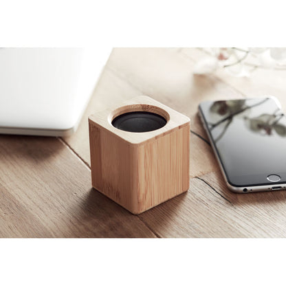 Altavoz cuadrado de bambú con conexión Bluetooth 5.0 y batería de 500 mAh.