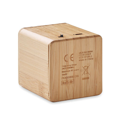 Parte trasera de altavoz de madera con datos técnicos grabados