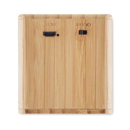 Altavoz de bambú compacto y cuadrado con potencia de salida de 3 W.