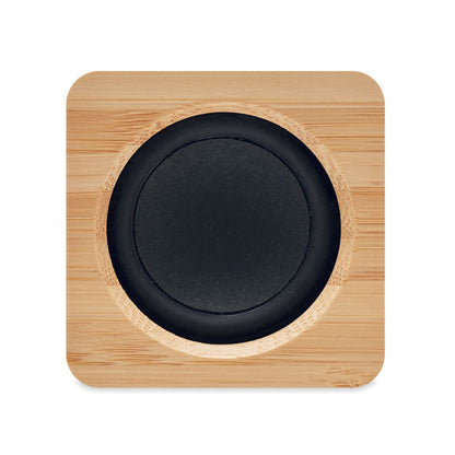 Altavoz portátil de forma cuadrada con carcasa de bambú natural y diseño compacto.