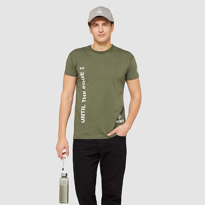 Chico con botella con asa en la mano