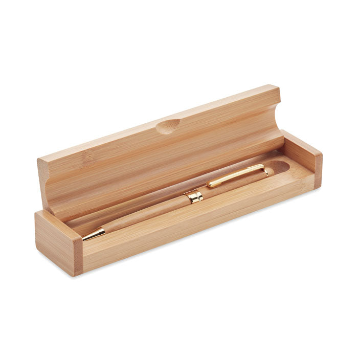 Estuche de bambú con bolígrafo giratorio de bambú y detalles dorados, presentación elegante.