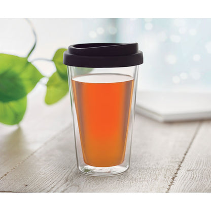 Vaso de borosilicato de doble pared con infusión sobre mesa de madera