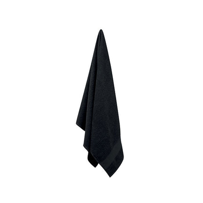 Toalla negra colgada de perchero de pared