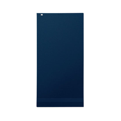 Toalla azul marino rectangular con etiqueta blanca pequeña en parte superior izquierda y con cenefa azul marino en parte inferior