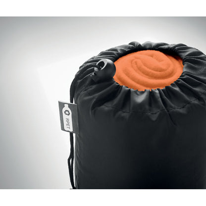 detalle de etiquetas de manta polar gris