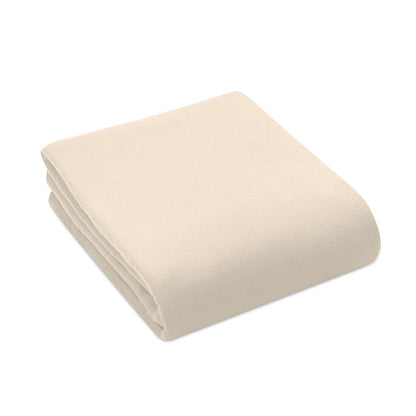 Funda de manta polar gris sobre madera