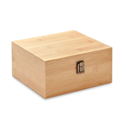 Elegante caja de madera con set de whisky en su interior