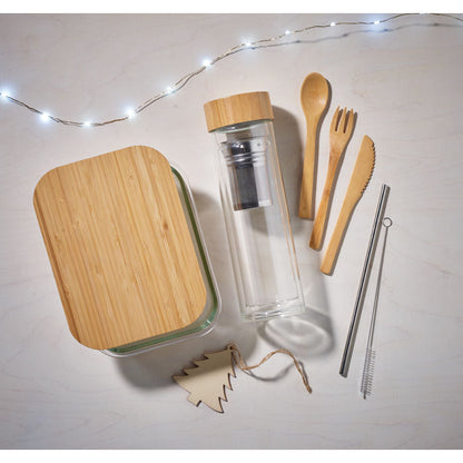 Cubiertos de madera, botella y fiambrera de cristal en una foto de ambiente navideño