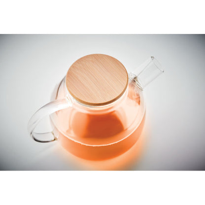 Tetera de borosilicato con infusión sobre un fondo gris neutro