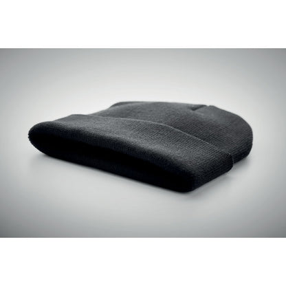 Vista lateral de Gorro de RPET negro con puño con fondo gris