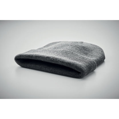 Vista lateral de Gorro de RPET gris con puño con fondo gris