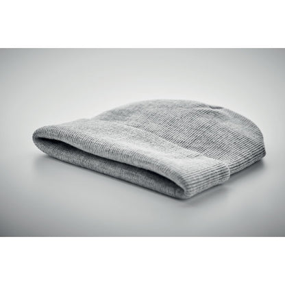 Vista lateral de Gorro de RPET gris con puño con fondo gris