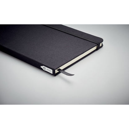 Detalle de lomo de libreta negra con símbolo de RPET y con cinta marcapáginas negra