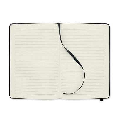 Libreta tamaño DinA5 abierta con hojas rayadas de papel reciclado color crema y con cinta de tela negra para marcar las páginas