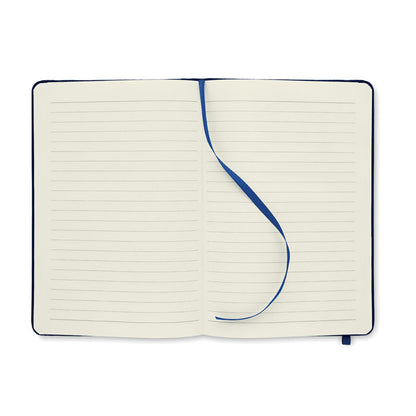 Cuaderno tamaño DinA5 abierto con hojas rayadas de papel reciclado color crema y con cinta de tela azul para marcar las páginas