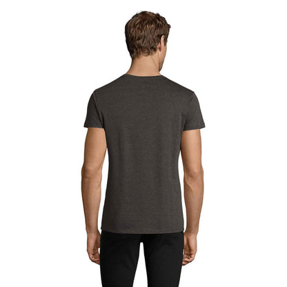 Modelo masculino con camiseta básica gris oscuro, fondo blanco